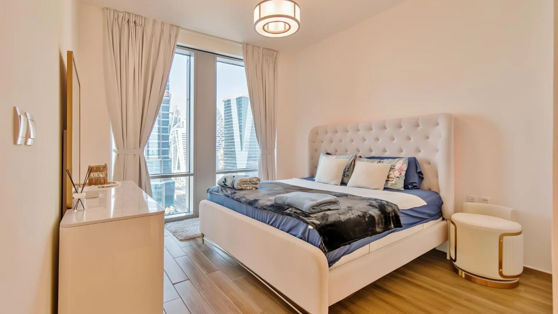 Dreamshoma-1Br Stunning Canal View Dubai Apartment