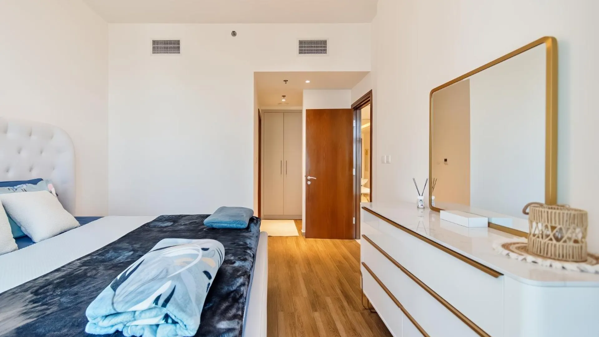 Dreamshoma-1Br Stunning Canal View Dubai